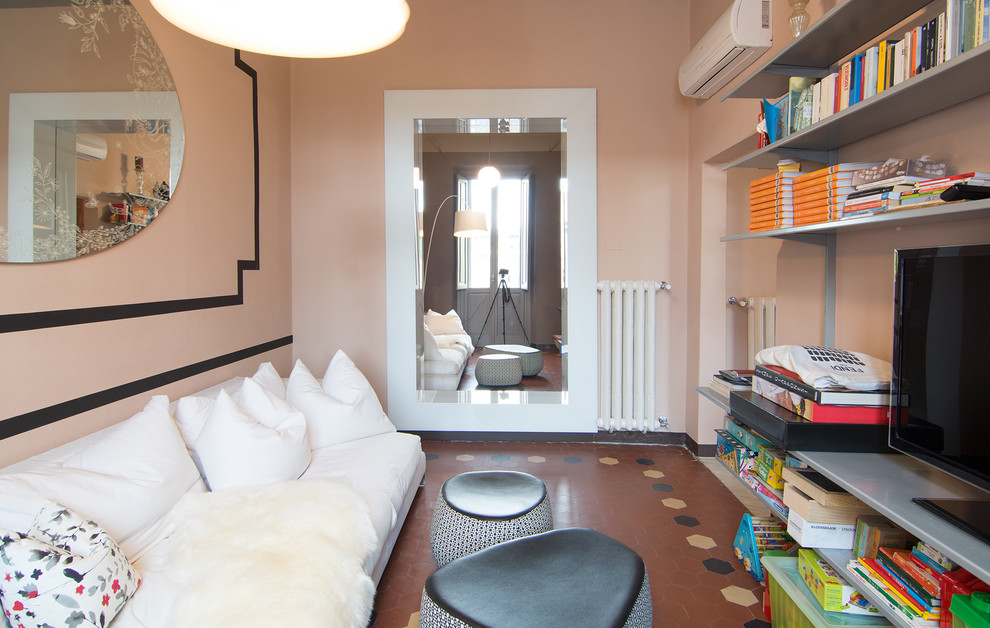 На фото: маленькая изолированная комната для игр в стиле неоклассика (современная классика) с розовыми стенами, полом из терракотовой плитки и отдельно стоящим телевизором для на участке и в саду с