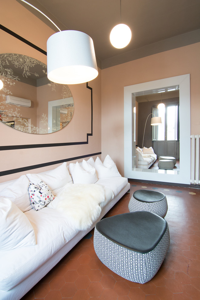 Источник вдохновения для домашнего уюта: гостиная комната в стиле неоклассика (современная классика) с розовыми стенами и полом из терракотовой плитки