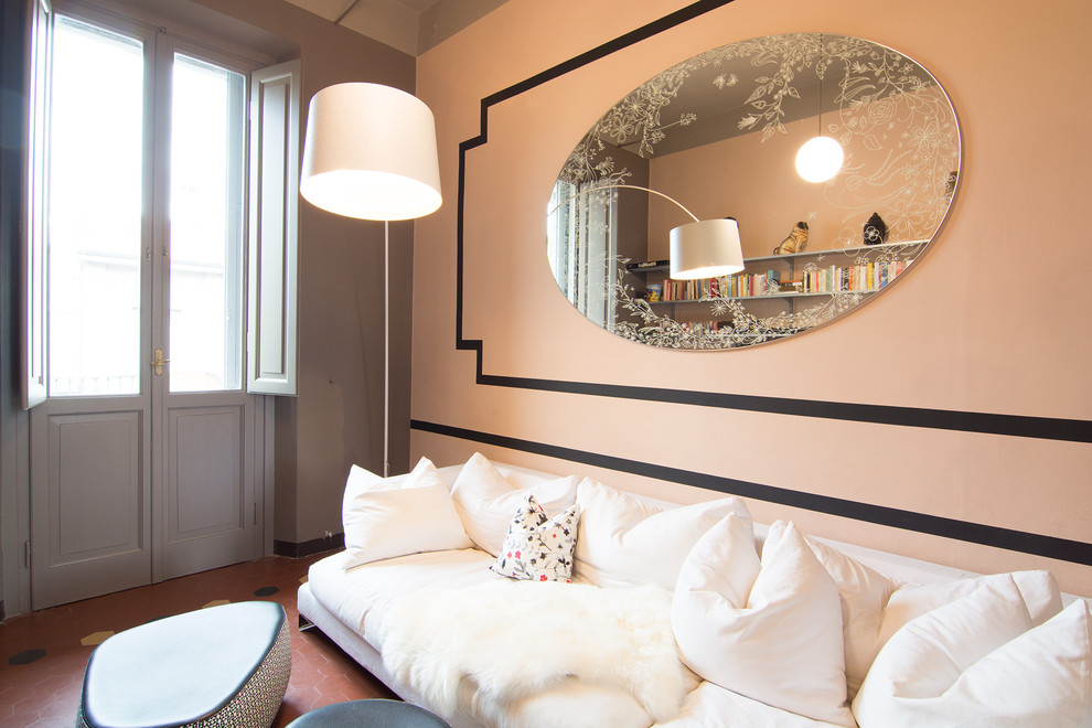 Esempio di un piccolo soggiorno classico chiuso con libreria, pareti rosa, pavimento in terracotta e TV autoportante
