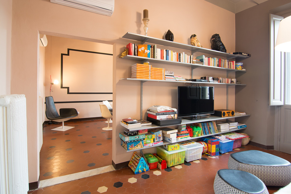 Esempio di un piccolo soggiorno tradizionale chiuso con libreria, pareti rosa, pavimento in terracotta e TV autoportante