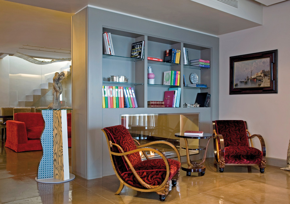 Пример оригинального дизайна: открытая гостиная комната в стиле фьюжн с серыми стенами
