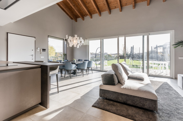 Atmosfere Glamour per questo soggiorno a doppia altezza - Modern - Living  Room - Other - by Architetto Anna Rizzo | Houzz