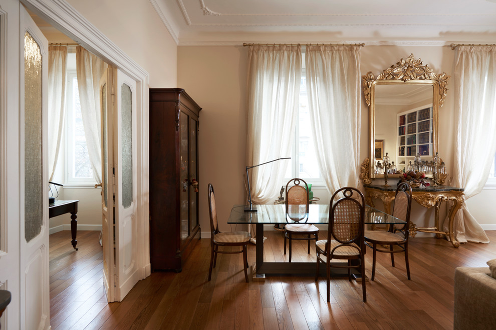 Großes, Abgetrenntes Retro Wohnzimmer mit beiger Wandfarbe, braunem Holzboden und braunem Boden in Rom