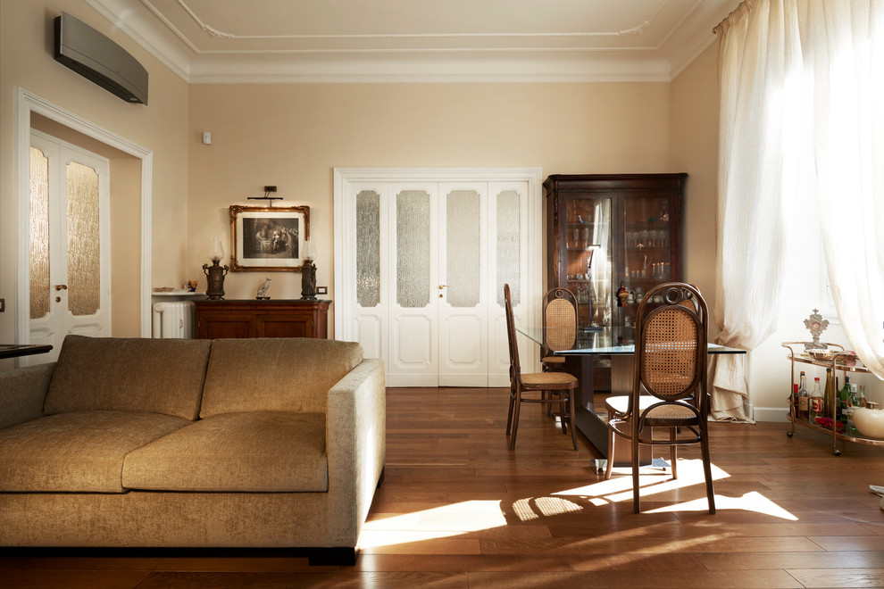 Diseño de sala de estar con barra de bar cerrada retro grande con paredes beige, suelo de madera en tonos medios y suelo marrón
