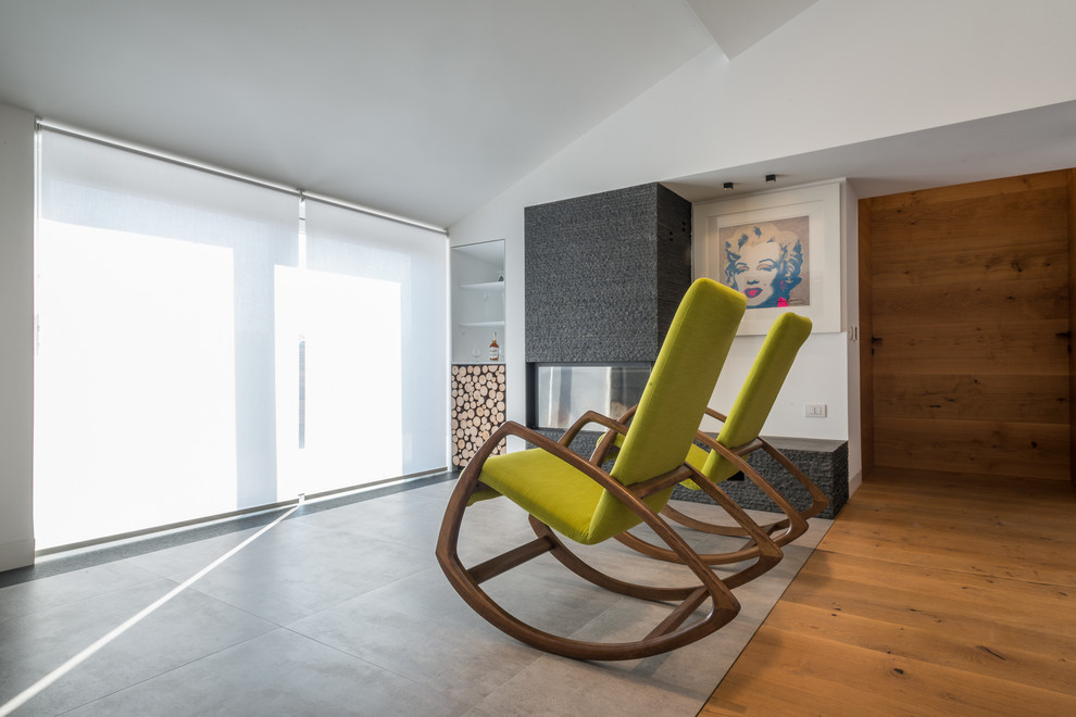 Idées déco pour un salon contemporain de taille moyenne avec un mur blanc et un sol en bois brun.