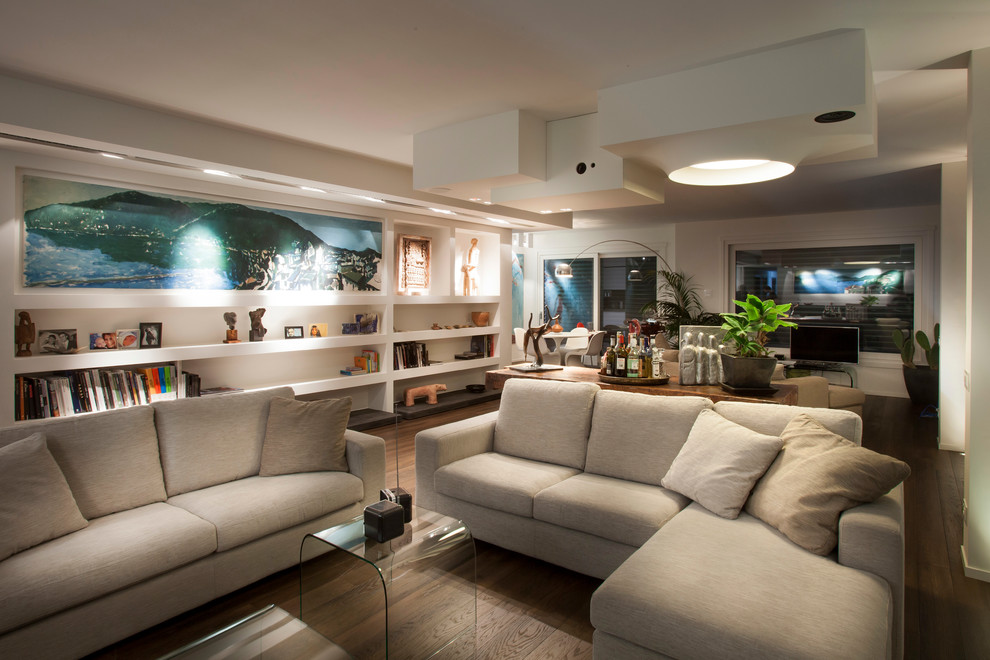 Идея дизайна: большая открытая гостиная комната в современном стиле с белыми стенами, темным паркетным полом и отдельно стоящим телевизором