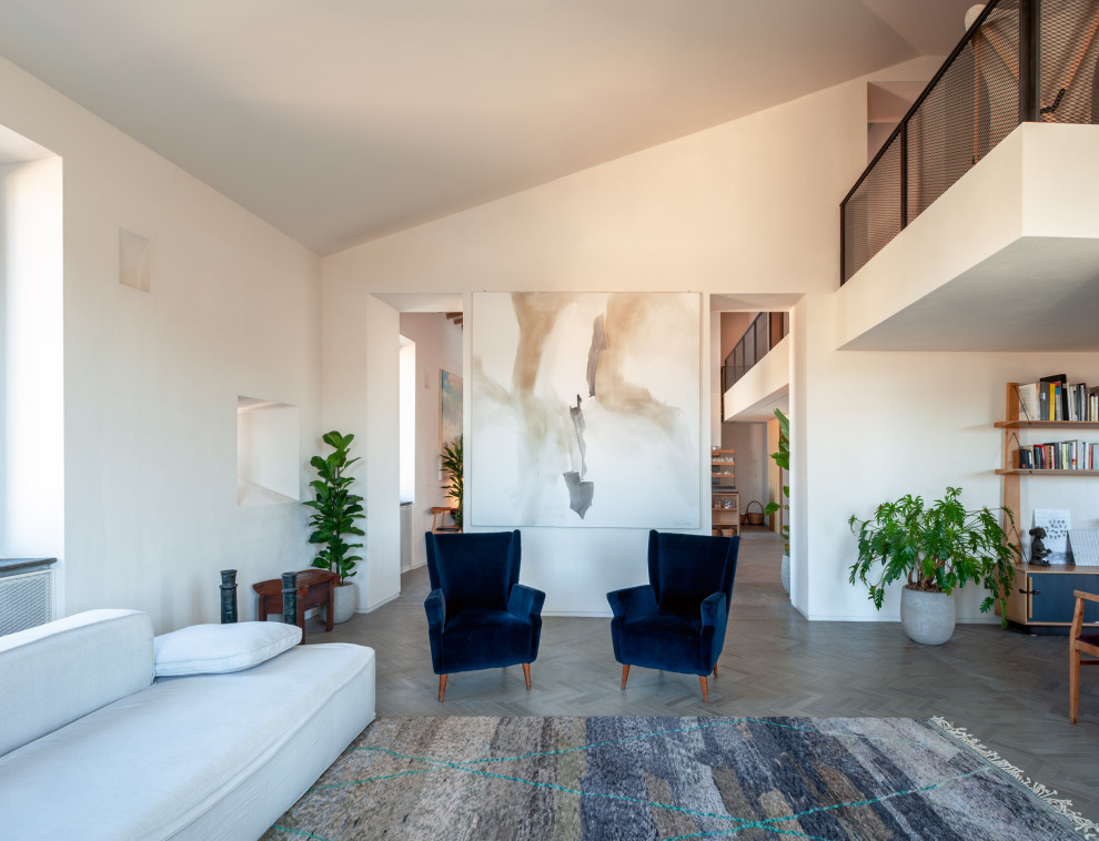 Ejemplo de sala de estar abierta moderna grande con paredes blancas, suelo de ladrillo, chimenea lineal, marco de chimenea de metal y suelo gris
