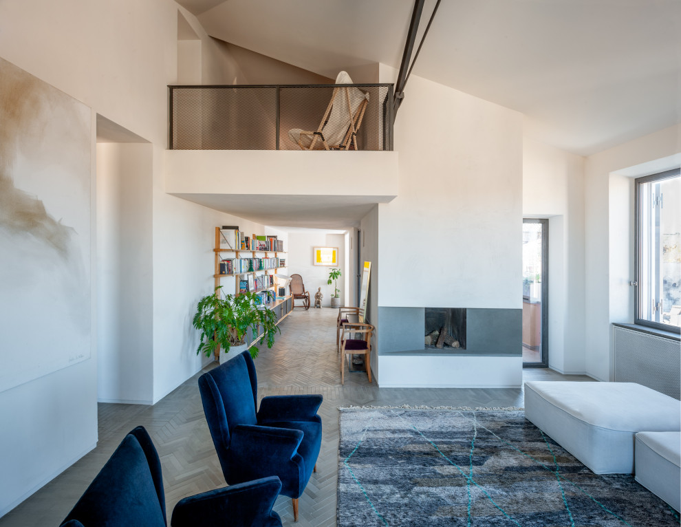 Cette photo montre une grande salle de séjour moderne ouverte avec un mur blanc, un sol en brique, une cheminée ribbon, un manteau de cheminée en métal et un sol gris.
