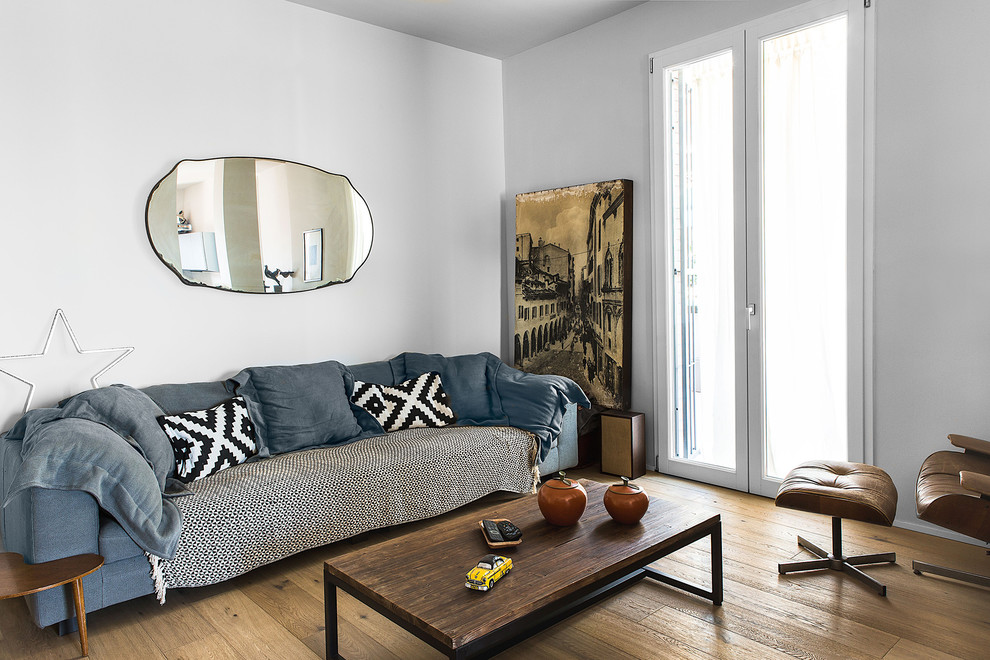 Esempio di un soggiorno scandinavo di medie dimensioni e aperto con pareti bianche, parquet chiaro e TV autoportante