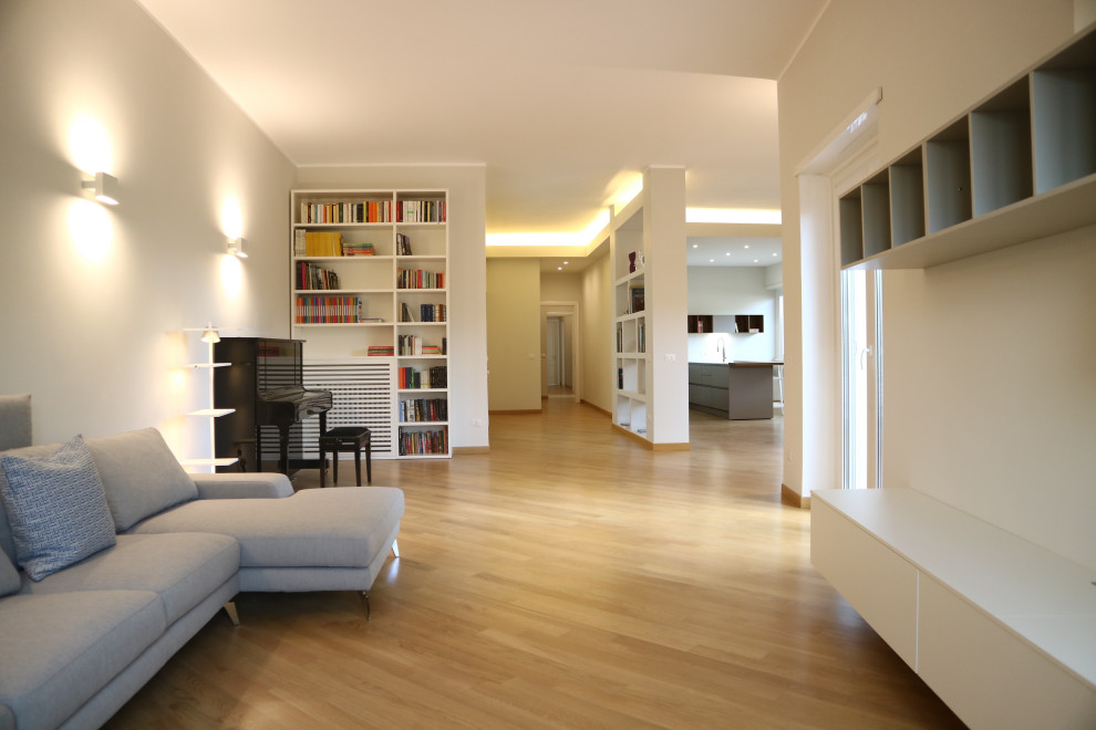 Idée de décoration pour un très grand salon design ouvert avec un mur beige et parquet clair.
