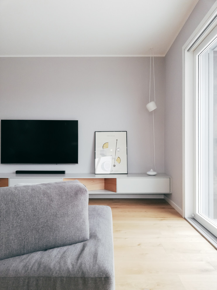 Foto di un grande soggiorno minimal aperto con pareti grigie e parquet chiaro