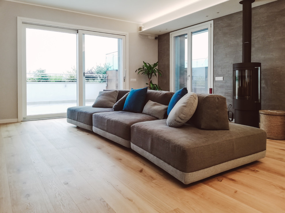 Großes, Offenes Modernes Wohnzimmer mit grauer Wandfarbe und hellem Holzboden in Mailand