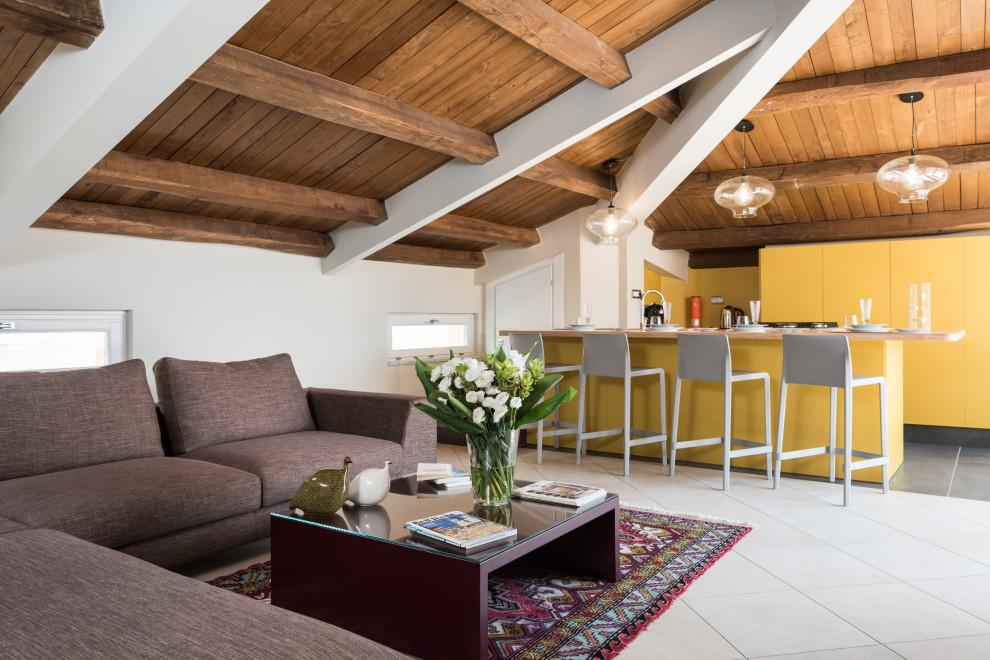 Esempio di un soggiorno mediterraneo di medie dimensioni e aperto con pareti beige, pavimento in gres porcellanato, TV a parete, pavimento beige e soffitto in legno