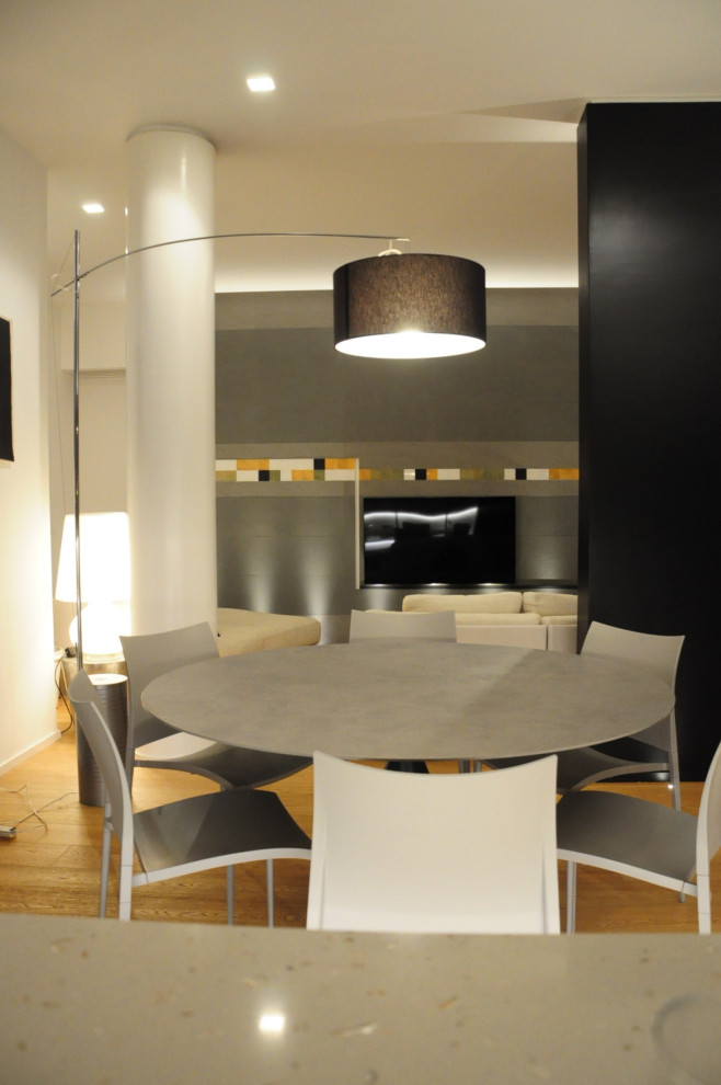 Ispirazione per una sala da pranzo minimal di medie dimensioni con pareti grigie e parquet chiaro