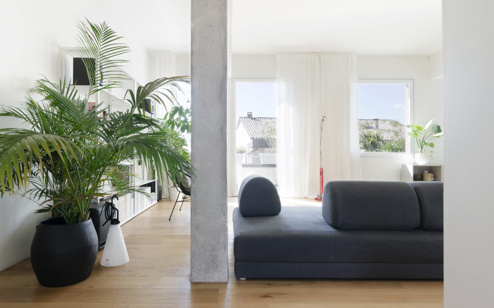 Свежая идея для дизайна: двухуровневая гостиная комната в стиле модернизм с белыми стенами и деревянным полом - отличное фото интерьера
