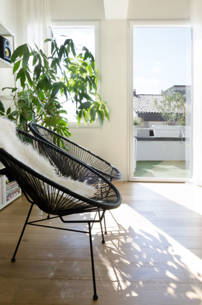 Esempio di un soggiorno minimalista stile loft con pareti bianche e pavimento in legno verniciato