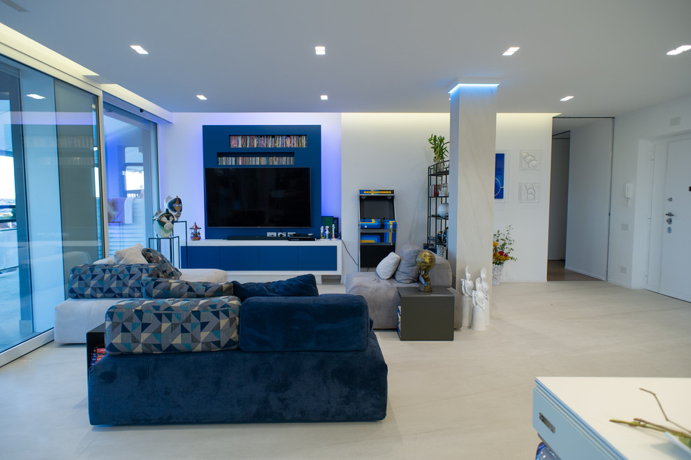 Esempio di un grande soggiorno minimalista aperto con parete attrezzata, pareti bianche, pavimento in gres porcellanato e pavimento bianco