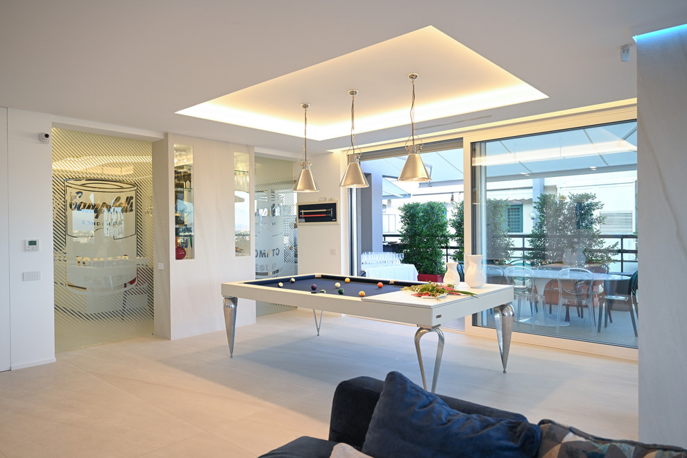 Foto di un grande soggiorno minimalista aperto con parete attrezzata, pareti bianche, pavimento in gres porcellanato e pavimento bianco