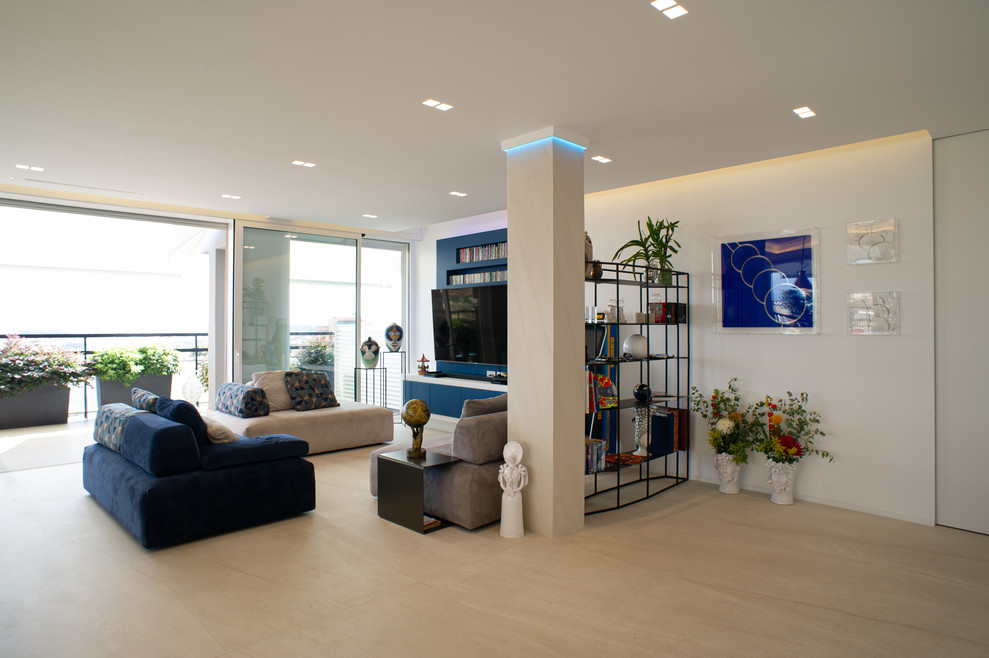 Esempio di un grande soggiorno moderno aperto con pareti blu, parete attrezzata, pavimento in gres porcellanato e pavimento bianco