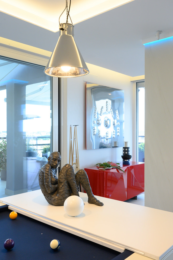 Esempio di un soggiorno minimalista aperto con parete attrezzata, pareti bianche, pavimento in gres porcellanato e pavimento bianco