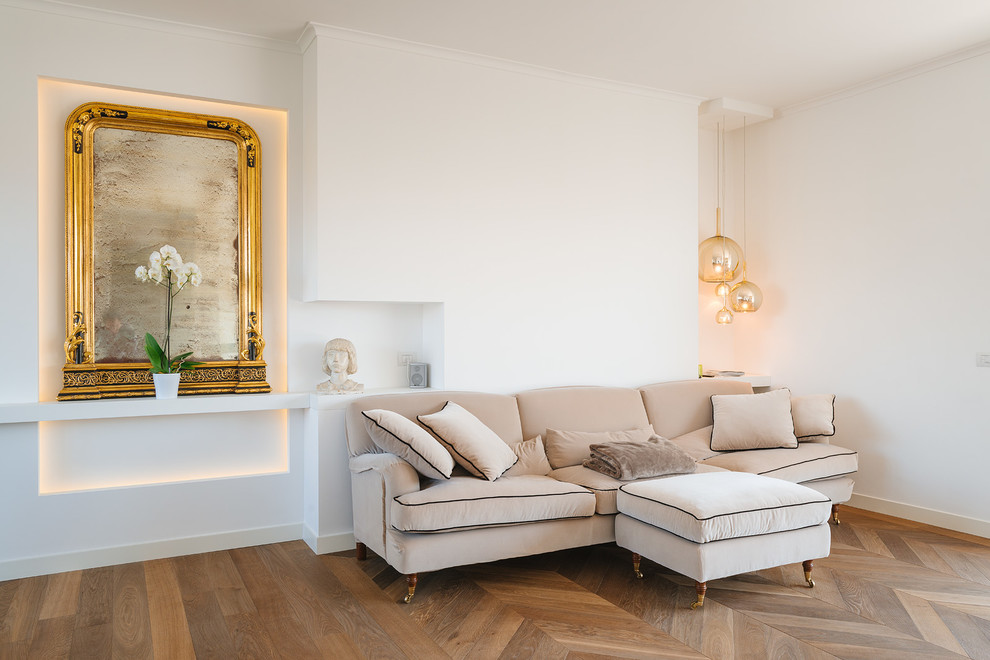 Eklektisches Wohnzimmer mit weißer Wandfarbe und braunem Holzboden in Mailand