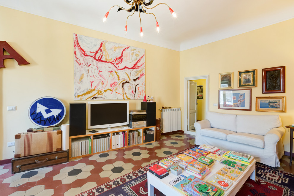 Aménagement d'une salle de séjour éclectique avec salle de jeu, un mur jaune et un téléviseur indépendant.