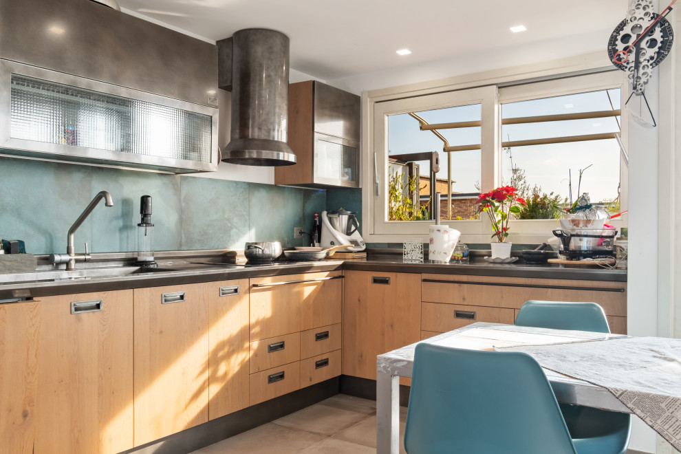 Inspiration for a mid-sized contemporary l-shaped porcelain tile and brown floor eat-in kitchen remodel in Rome with an integrated sink, flat-panel cabinets, medium tone wood cabinets, green backsplash and black countertops