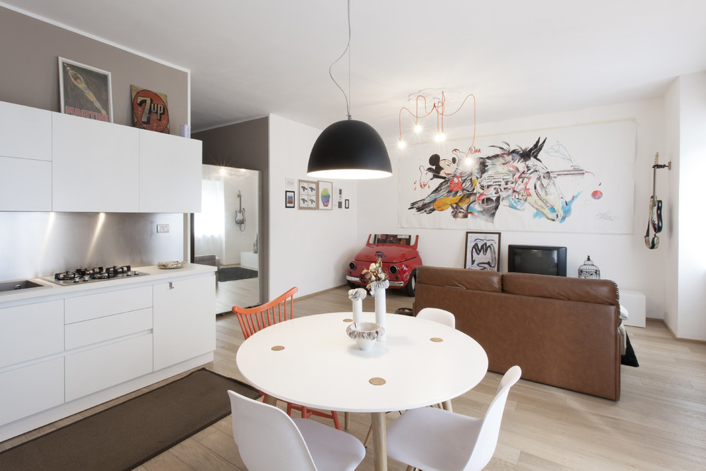 Idee per un soggiorno minimal di medie dimensioni e aperto con pareti bianche, parquet chiaro e TV autoportante