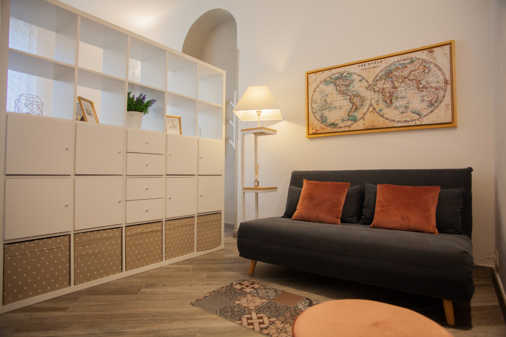 Ispirazione per un piccolo soggiorno minimal aperto con pareti bianche, pavimento in gres porcellanato, TV a parete e pavimento multicolore