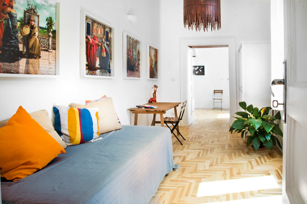Ejemplo de sala de estar mediterránea con paredes blancas y suelo de madera clara