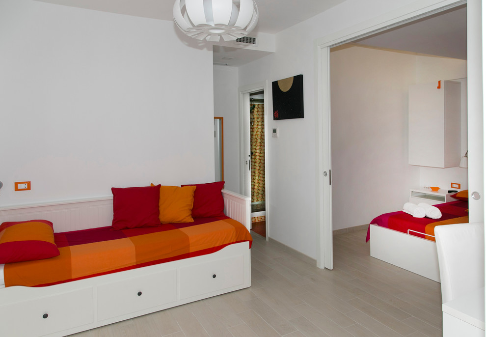 Idee per un soggiorno costiero di medie dimensioni con pareti bianche, pavimento in gres porcellanato e pavimento beige