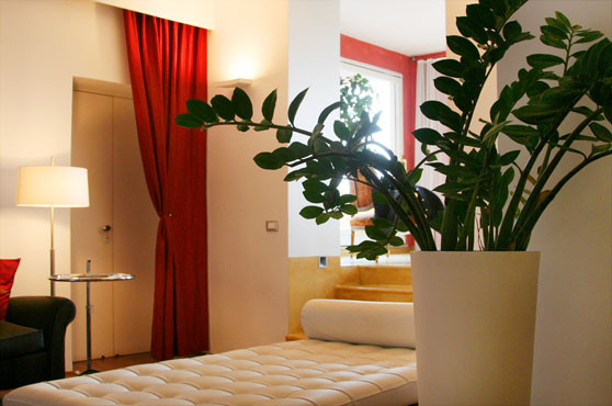 Стильный дизайн: гостиная комната в современном стиле с красными стенами, полом из линолеума и желтым полом - последний тренд