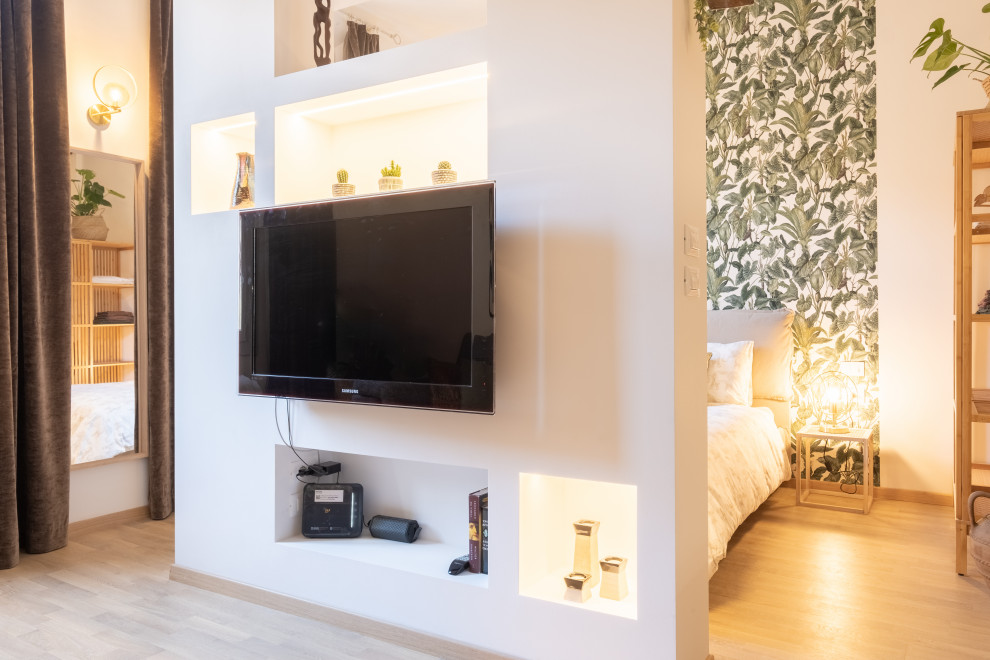 Immagine di un soggiorno stile marino stile loft con TV a parete