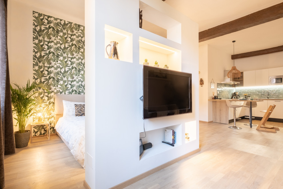 На фото: двухуровневая гостиная комната в морском стиле с телевизором на стене