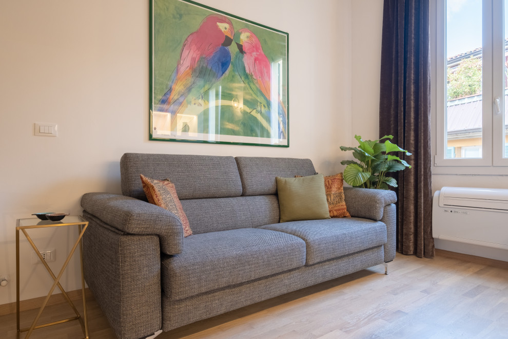 Foto di un soggiorno stile marino stile loft con TV a parete