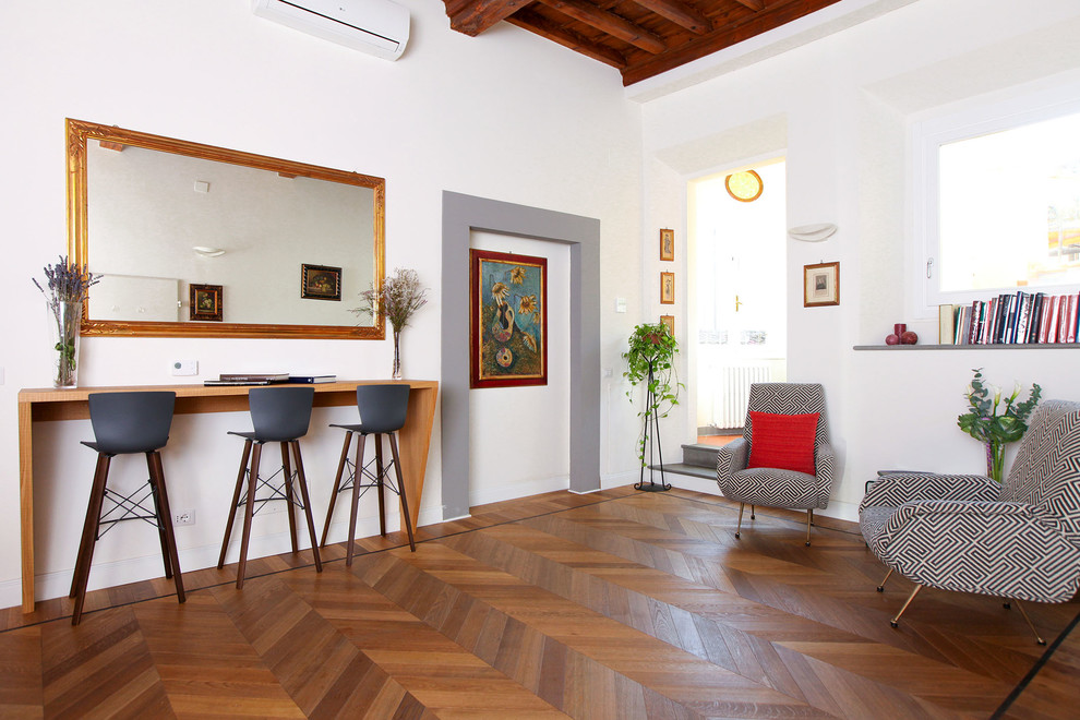 Immagine di un grande soggiorno boho chic chiuso con pavimento in legno massello medio, pareti bianche e pavimento marrone