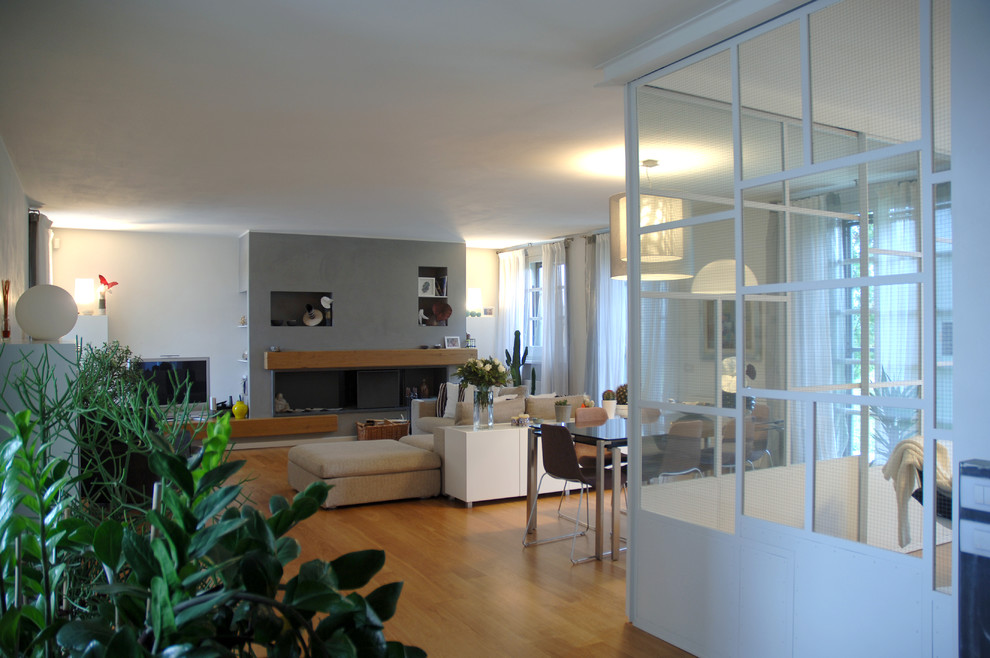 Источник вдохновения для домашнего уюта: открытая гостиная комната среднего размера в современном стиле с белыми стенами, светлым паркетным полом, горизонтальным камином и фасадом камина из бетона