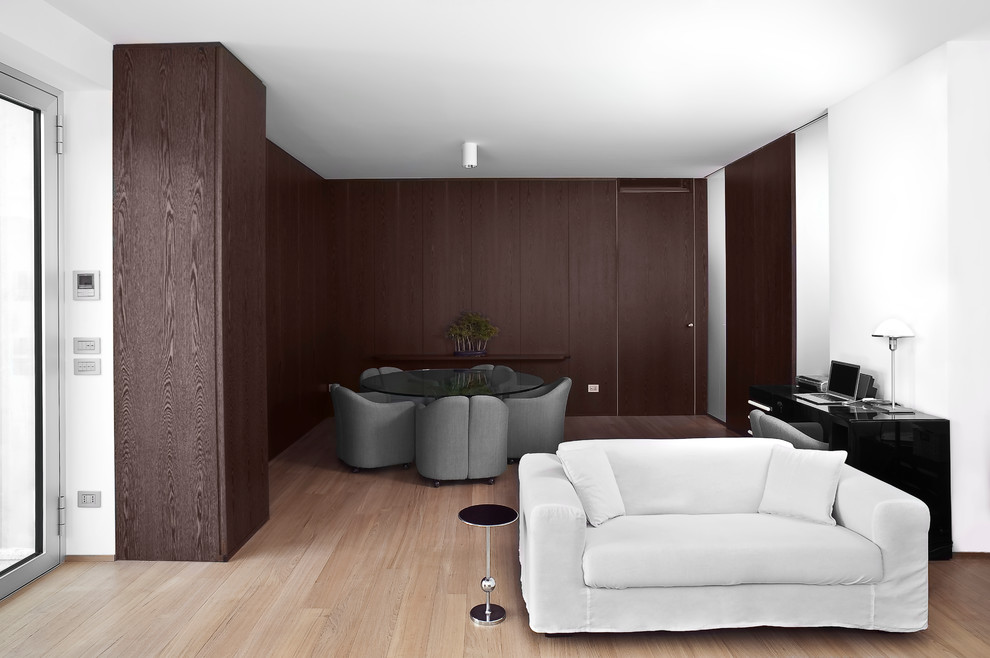 Ispirazione per un soggiorno design di medie dimensioni e aperto con pareti bianche e parquet chiaro