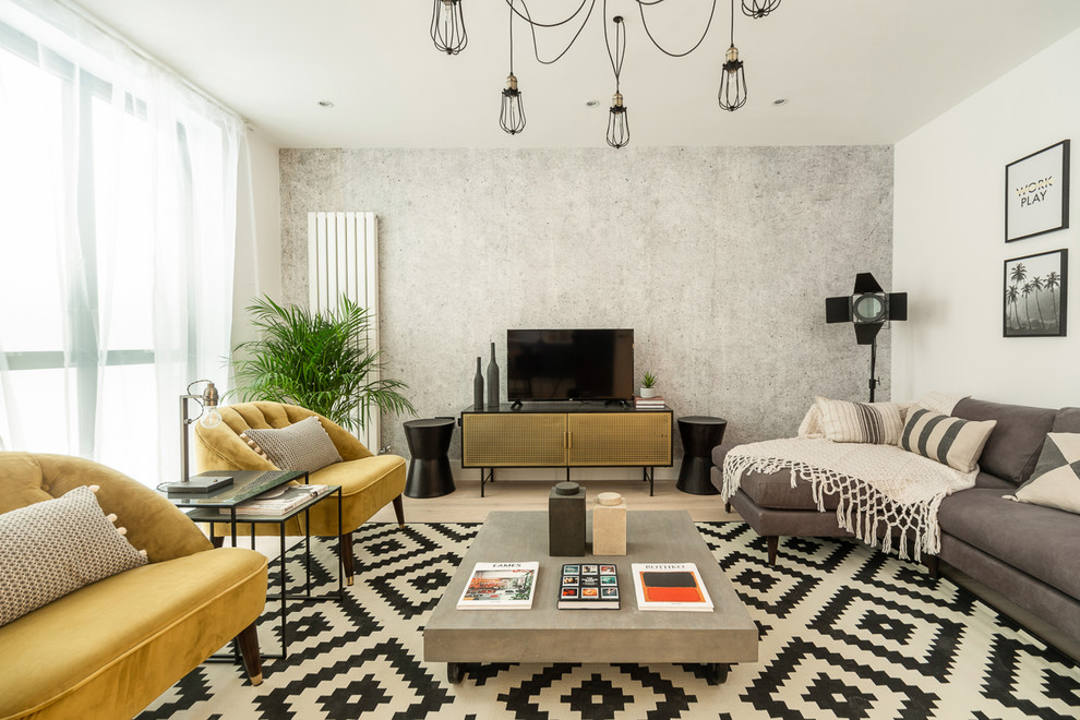 Modelo de sala de estar nórdica sin chimenea con paredes grises, suelo de madera clara, televisor independiente y suelo beige