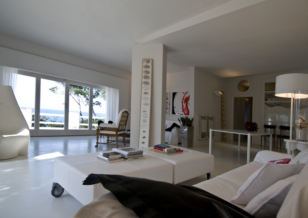 Esempio di un grande soggiorno stile marino aperto con pareti bianche, pavimento in cemento e pavimento bianco