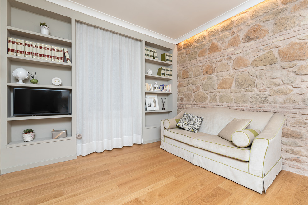 Immagine di un soggiorno classico con pareti grigie, parquet chiaro, TV autoportante e pavimento beige