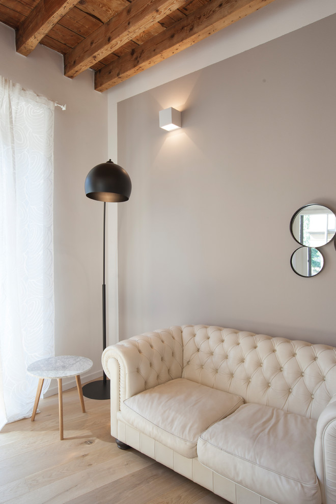 Aménagement d'un salon romantique de taille moyenne et ouvert avec un mur blanc, parquet clair et un sol beige.