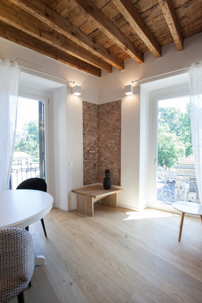 Modelo de salón abierto romántico de tamaño medio con paredes blancas, suelo de madera clara y suelo beige