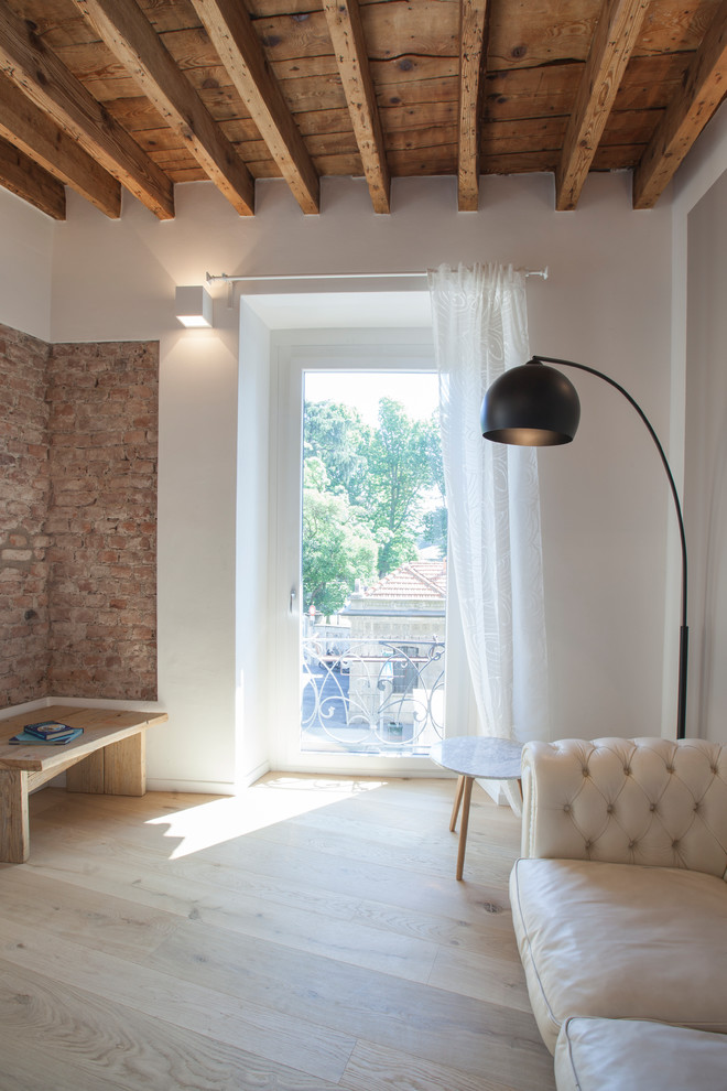 Diseño de salón abierto romántico de tamaño medio con paredes blancas, suelo de madera clara y suelo beige