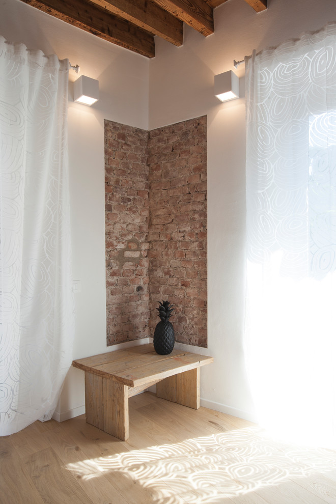 Mittelgroßes, Offenes Shabby-Chic Wohnzimmer mit weißer Wandfarbe, hellem Holzboden und beigem Boden in Mailand