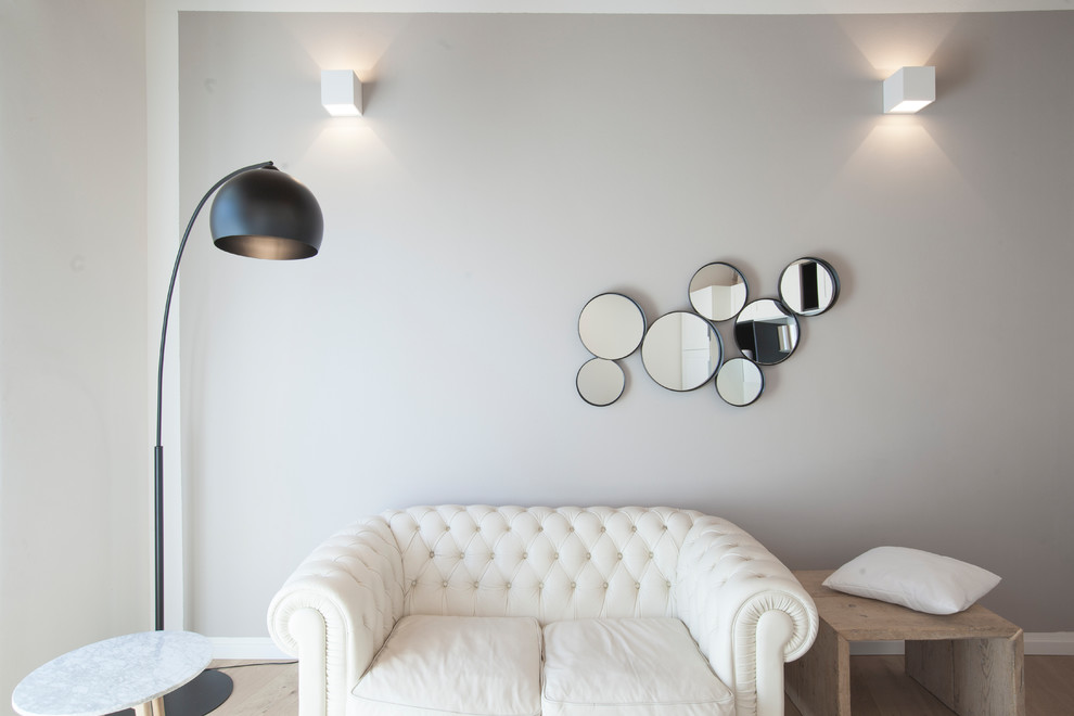 Ispirazione per un soggiorno stile shabby di medie dimensioni e aperto con pareti bianche, parquet chiaro e pavimento beige