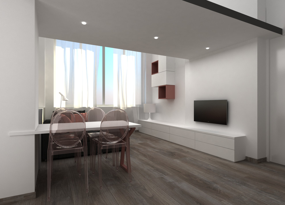 Foto di un soggiorno contemporaneo con parquet chiaro e TV a parete
