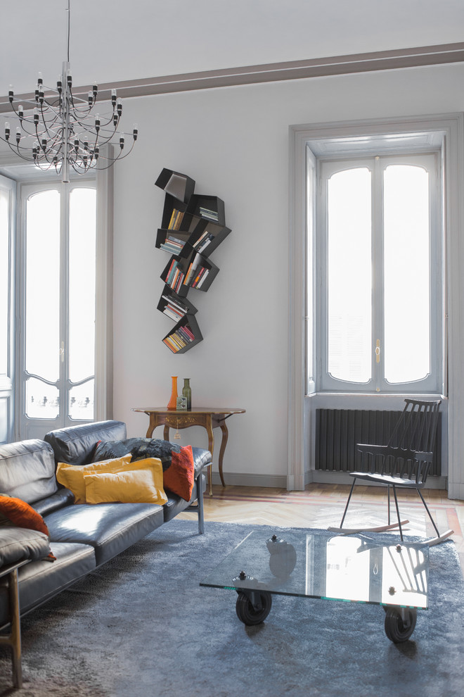 Idee per un soggiorno design con pavimento in legno massello medio e pareti bianche