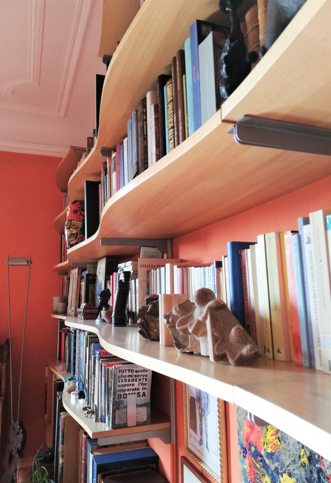 Foto de biblioteca en casa abierta romántica grande con paredes rojas, suelo de cemento y suelo multicolor