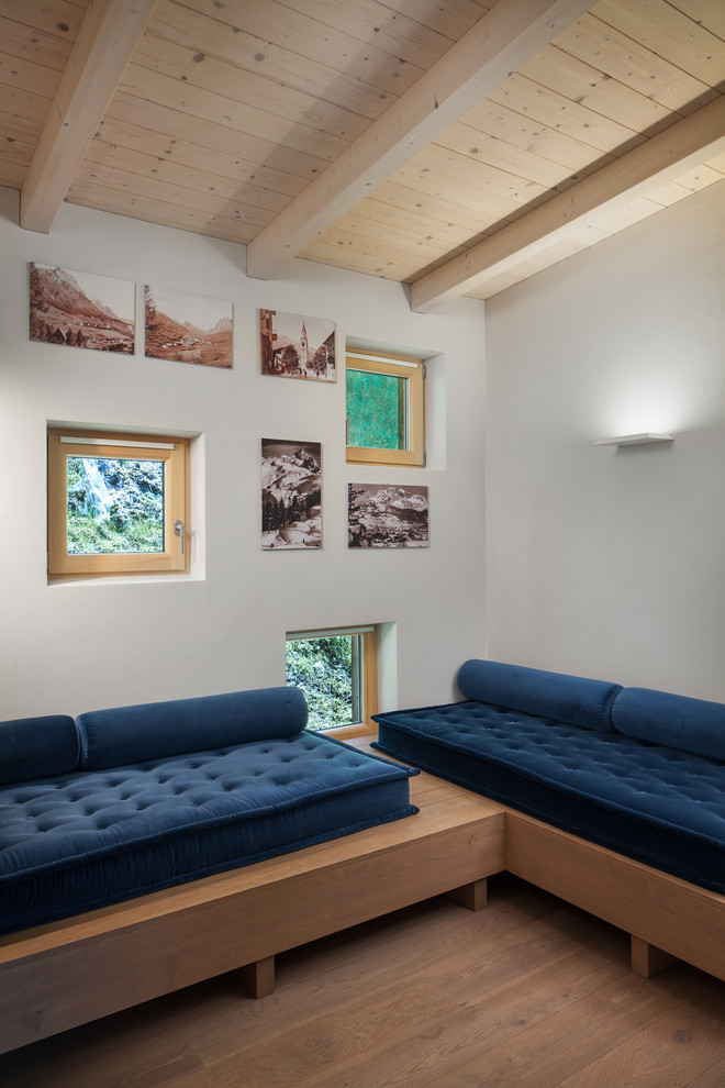 Foto di un soggiorno minimalista chiuso con pareti bianche, pavimento in legno massello medio e pavimento marrone
